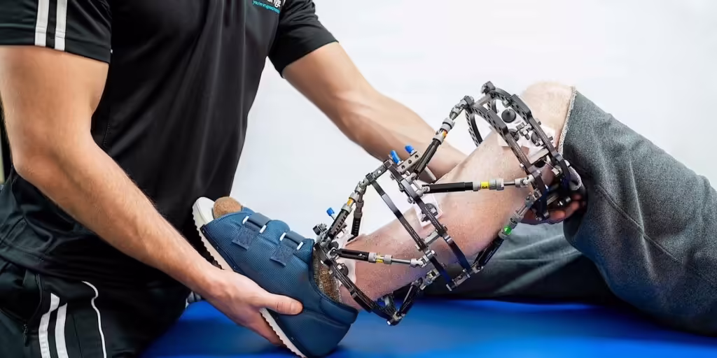 Post-operative knee rehabilitation with physiotherapist support in clinic
